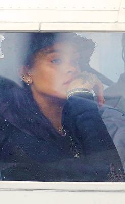RIHANNA LEAVES ST BARTS