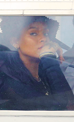 RIHANNA LEAVES ST BARTS