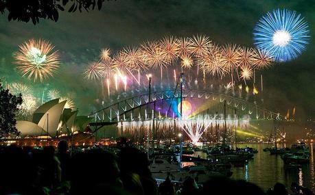 800px-Sydney_habour_bridge_&_opera_house_fireworks_new_year_eve_2008