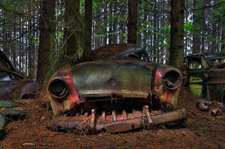 Chatillon car cemetery or a traffic jam of 500 cars since many decades. A story will raise many questions.