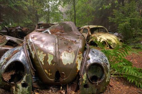 Chatillon car cemetery or a traffic jam of 500 cars since many decades. A story will raise many questions.