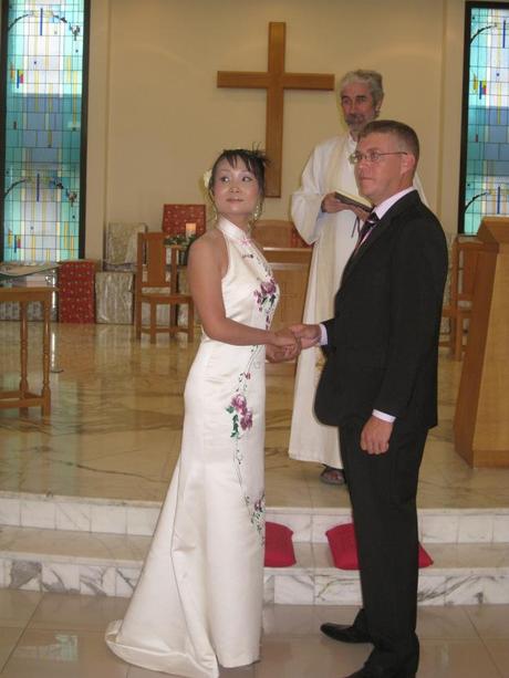 Bride in long cheongsam  with minimal accesories