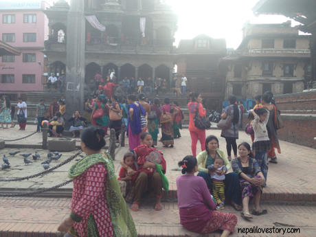 A mix of people in Patan Durbar Square. A normal meeting place for Nepalis regardless of age! 