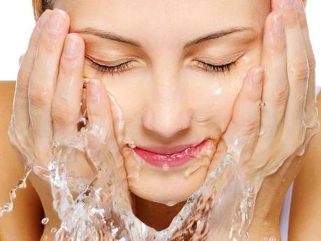 6 Mistakes that you make while washing your face