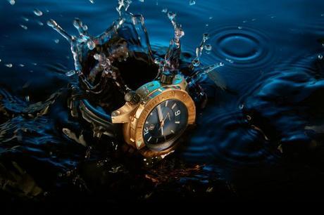 Zelos: A watch built to withstand 3000m of crushing water resistance Zelos watch underwater storyofpen cover