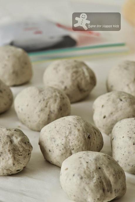 Black Sesame Steamed Buns 黑芝麻包 with Homemade Black Sesame Paste