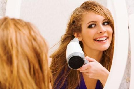 6 Mistakes we make when blow-drying our hair