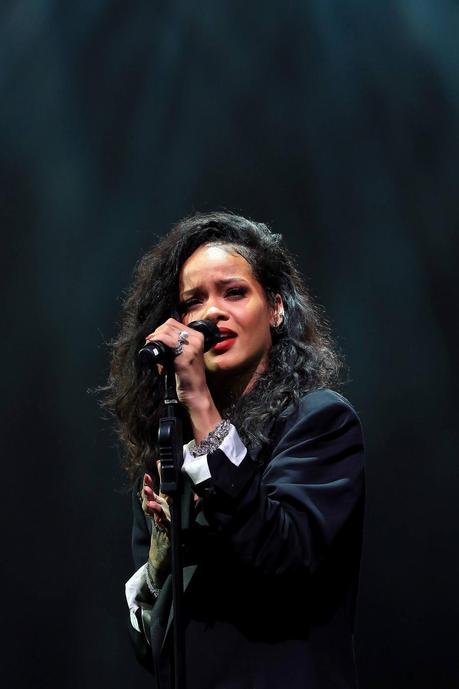Rihanna & Kanye West Perform