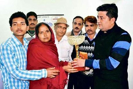 UP woman risks life and averts accident to Kashi Vishwanath Express