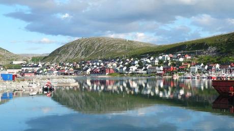 Kjollefjord reflejado en las aguas de Barents