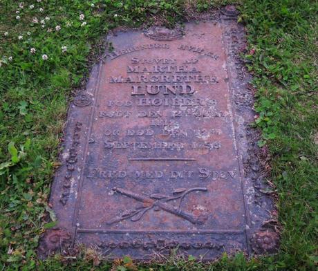 Aquí descansa el polvo de Martha Margrethe Lund FOD Høiberg. Nacido 12 de junio 1812 y murió el 12 de septiembre de 1856. Fred encontró allí el polvo.