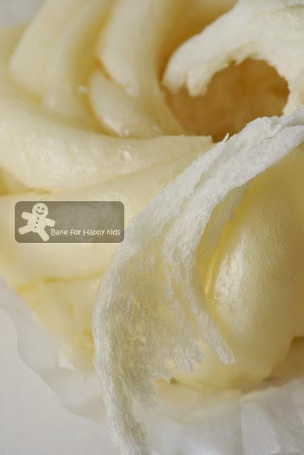 Silky Soft Milk / Nutty Black Sesame Chinese Flower Steamed Buns  牛奶花卷 / 黑芝麻花卷