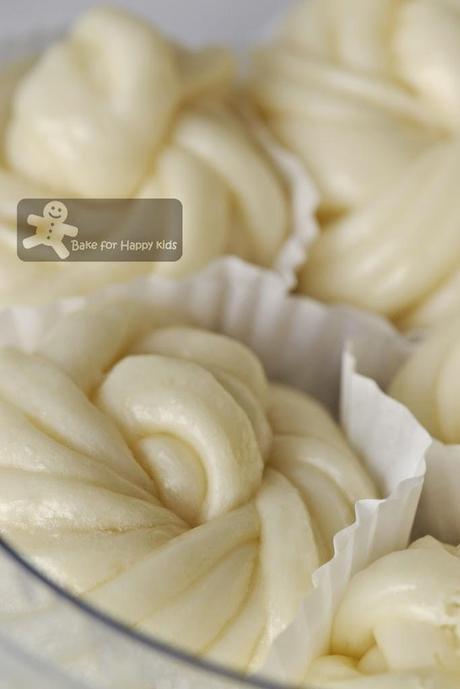 Silky Soft Milk / Nutty Black Sesame Chinese Flower Steamed Buns  牛奶花卷 / 黑芝麻花卷