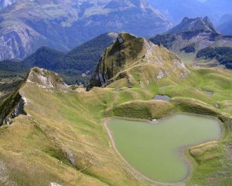 Top 10 Amazing Heart Shaped Lakes