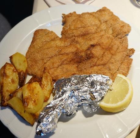 traditional Milan dishes gluten free, gluten free cotoletta alla milanese, gluten free cotolletta, gluten free veal cutlet, gluten free veal cutlet in milan, gluten free travel, #gftravel, travel gluten free in italy, cotoletta senza glutine, milano senza glutine, viaggiare senza glutine