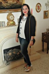 Italian Mom Street Style – Pamela wearing cult sneakers