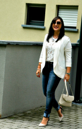 Italian Mom Street Style – Pamela wearing cult sneakers