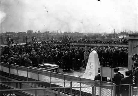 Jules Védrines, 1st pilot to fly at more than 100mph, winner of the 1912 Gordon Bennett race, once landed a plane on a dept store roof on a dare... and though the people loved it, the city was PISSED!
