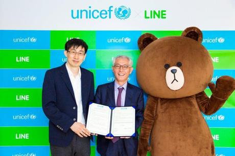 Signing Ceremony_LINE CEO (left) and Executive Director of The Korean Committee for UNICEF (right) with LINE's character Brown!