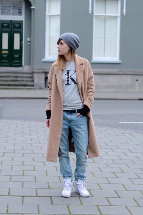 outfit camel coat boyfriend jeans casual sneakers