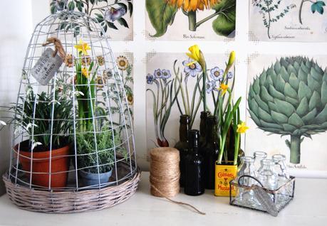 Metal basket with four bottles 