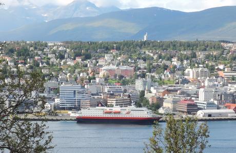 Tromsø, undisputable Arctic capital El Trollfjord amarrado en Tromso