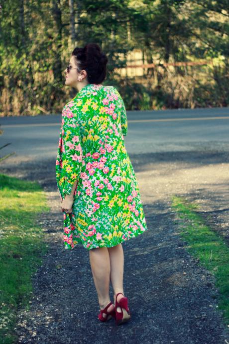 1960's wiggle dress and playing dress up | www.eccentricowl.com