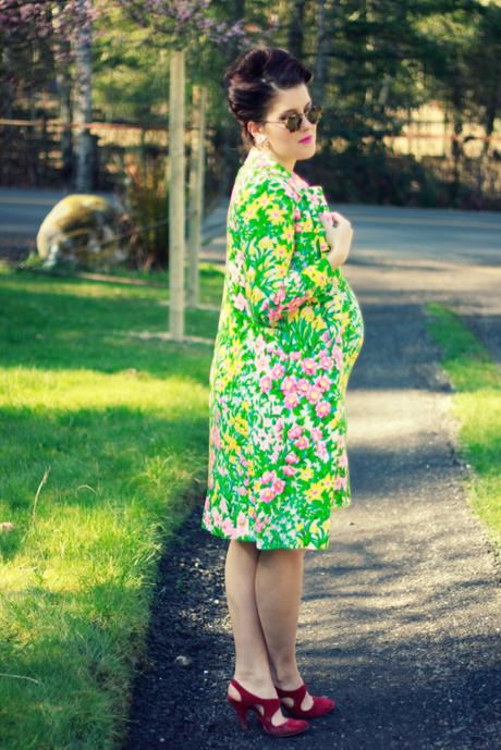 1960's wiggle dress and playing dress up | www.eccentricowl.com