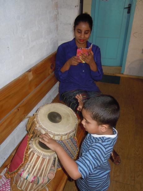 K capturing me capturing Piglet on the tabla