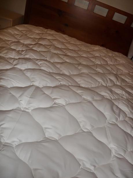 Extra Plush and Extra Thick Quilted Fitted Mattress Topper, King (UK), White Review