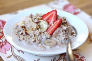 slow+cooked+strawberry+banana+pecan+oatmeal