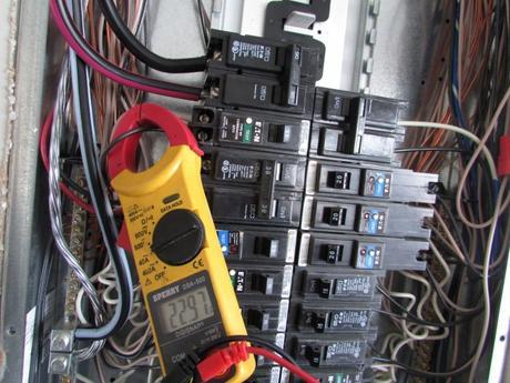Clamp-meter on overloaded circuit breaker