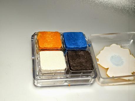 The Body Shop Poppy Shimmer Cubes Swatches 