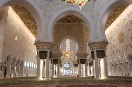 The marble columns are inlaid with mother-of-pearl.