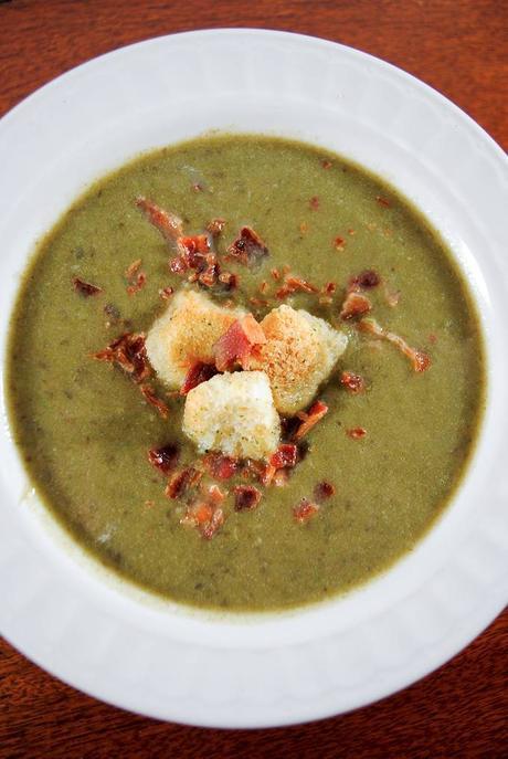 Creamy Spinach and Apple Soup with Croutons and Bacon Crumbles