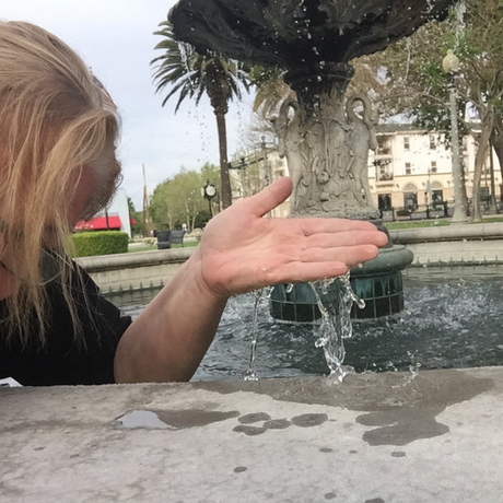 Every small town needs a fountain like this one. The water was cool and I was quite surprised there weren't any pennies in the fountain. If my kids were with me, there would have been four fresh ones tossed. That would. however, defeat the purpose of my solo adventure