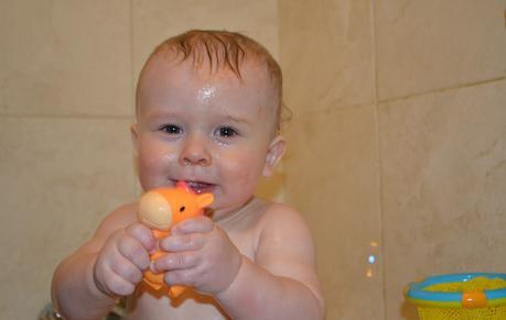 Bathtime fun with Munchkin