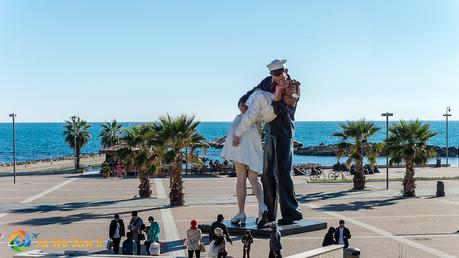 Unconditional Surrender statue of kissing couple on Civitavecchia waterfront
