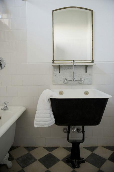 bathroom-sink-backsplash-aaron-hojman-casa-zinc