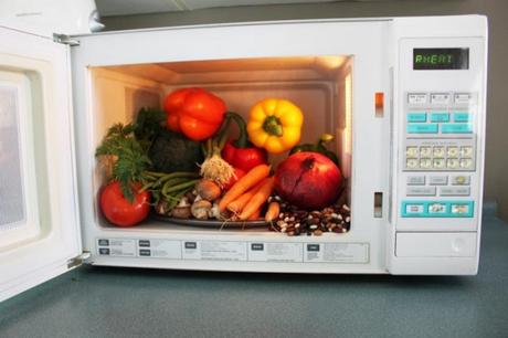 9 Things you should never pop inside your microwave