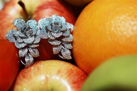 Floral diamond earrings - image by yueyechuyan