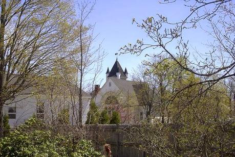 Of church buildings and temples