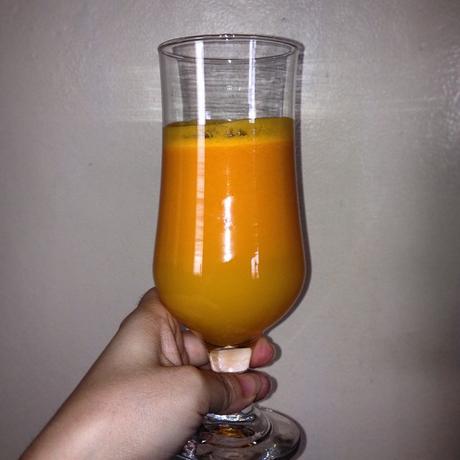 Bottoms up! #carrots #orange #apple #lemon đŸ‘� đŸ’ƒ I’m a #happy girl! #health #goodfood #cleaneats #juice #fruits