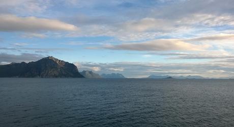 Senja en primer término y Lofoten en la distancia