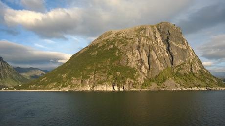 Peñón junto a Gryllefjord