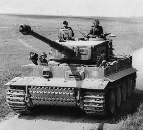 Bundesarchiv_Bild_101I-299-1805-16,_Nordfrankreich,_Panzer_VI_(Tiger_I).2