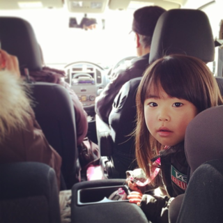 Sakurako rides on a minivan bound for Hot-spring.