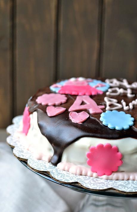 Eggless Berry Cake (with Sour Cream) -- Peppa Pig Fondant Cake