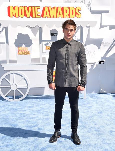 Dylan-Sprayberry-MTV-Movie-Awards-Mens-Style-2015-Picture-min