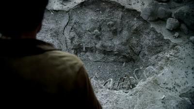 vlcsnap-00009 Who released Russell Edgington from his grave of concrete?
